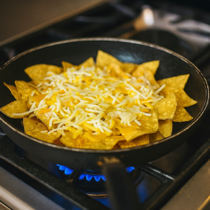 طرز تهیه چیپس و پنیر روی اجاق گاز