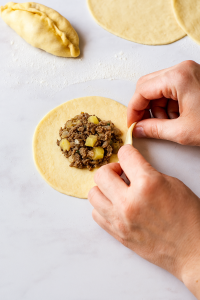 طرز تهیه پیراشکی گوشت با سیب زمینی