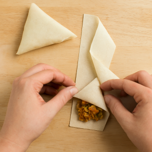 طرز پیچیدن سمبوسه مثلثی چگونه است؟