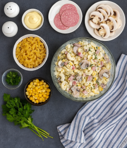 طرز تهیه سالاد ماکارونی با کالباس و قارچ