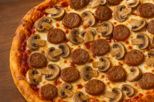 طرز تهیه پیتزا قارچ و سوسیس با خمیر آماده