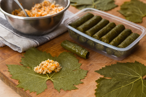 طرز تهیه دلمه برگ مو + بسته بندی